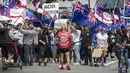 Demonstran berbaris di sepanjang Lambton Quay sebelum berkumpul di gedung Parlemen Selandia Baru, di Wellington, Selasa (9/11/2021). Ribuan warga Selandia Baru berdemonstrasi memprotes kebijakan vaksin covid-19 dan penguncian (lockdown) yang diterapkan negara itu. (Mark Mitchell/NZ Herald via AP)