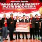 Direktur Utama Bank Mandiri Darmawan Junaidi menyerahkan dana pembinaan sebesar Rp2 miliar kepada Ketua Umum PB Perbasi Danny Kosasih di Plaza Mandiri, Jakarta, Rabu (24/5).