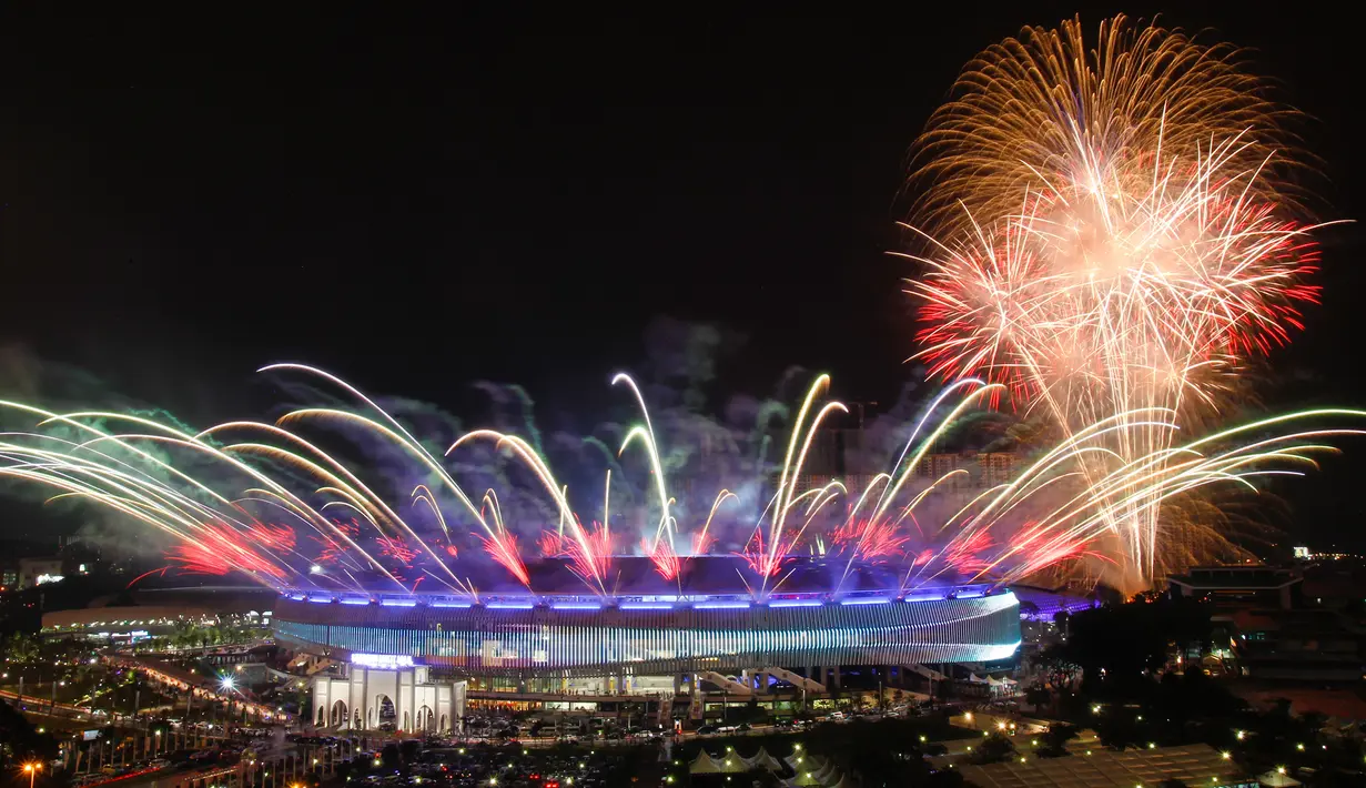 Kembang api menghiasi di atas Stadion Nasional Bukit Jalil saat Upacara Pembukaan Sea Games Asia Tenggara ke-29 di Kuala Lumpur, Malaysia, Sabtu, (19/08/2017). (AP Photo / Daniel Chan)