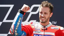 Pembalap Ducati, Andrea Dovizioso merayakan kemenangannya di podium setelah finis pertama pada MotoGP Catalunya di sirkuit Barcelona Catalunya, Minggu (11/6). Ini menjadi gelar juara yang kedua secara beruntun setelah Moto GP Italia. (AP/Manu Fernandez)
