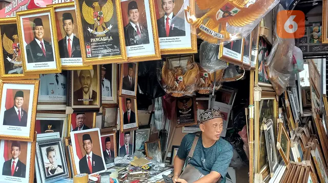 Penjual foto resmi Presiden dan Wakil Presden di Pasar Baru Jakarta alami peningkatan usai penetapan resmi.