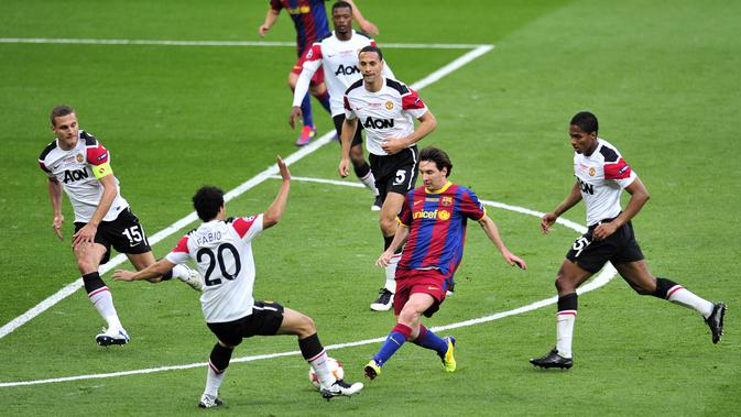 Pemain Barcelona, Lionel Messi (tengah) kala menghadapi Manchester United (MU) tahun 2011. (AFP/Glyn Kirk)