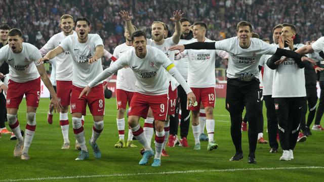 Foto: Lewandowski dan Zielinski Bawa Polandia Rebut Tiket Piala Dunia 2022 usai Cetak Gol ke Gawang Swedia