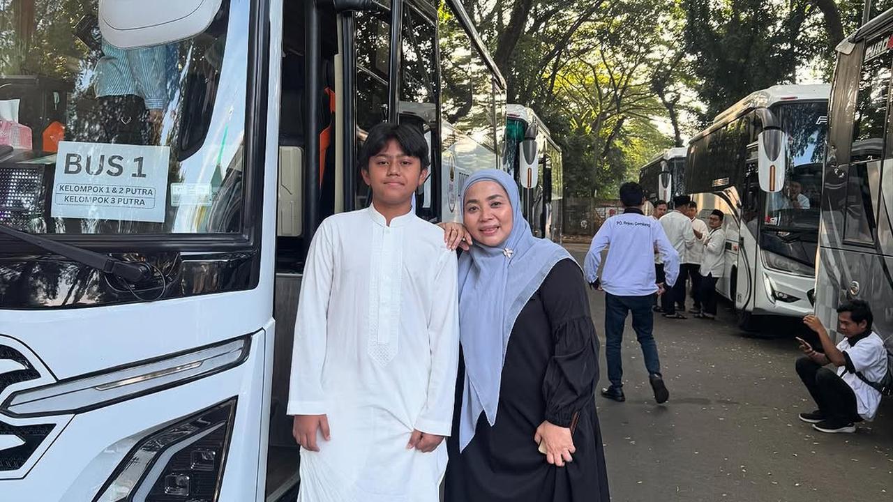2 Potret Muzdalifah Antar Anak Ikut Pesantren Kilat, Berharap Makin Rajin Ibadah dan Mandiri