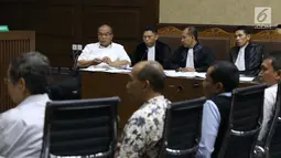 Terdakwa korupsi komisi kegiatan fiktif agen PT Asuransi Jasindo dalam pengadaan asuransi pada BP Migas-KKKS 2010-2012 dan 2012-2014, Budi Tjahjono (kiri) menjalani sidang di Pengadilan Tipikor, Jakarta, Rabu (16/1). (Liputan6.com/Helmi Fithriansyah)