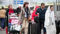 Orang-orang yang berada di Bandara Orly di Paris, Prancis, dievakuasi menyusul sebuah insiden penembakan yang terjadi pada Sabtu, (18/3). (AP Photo)