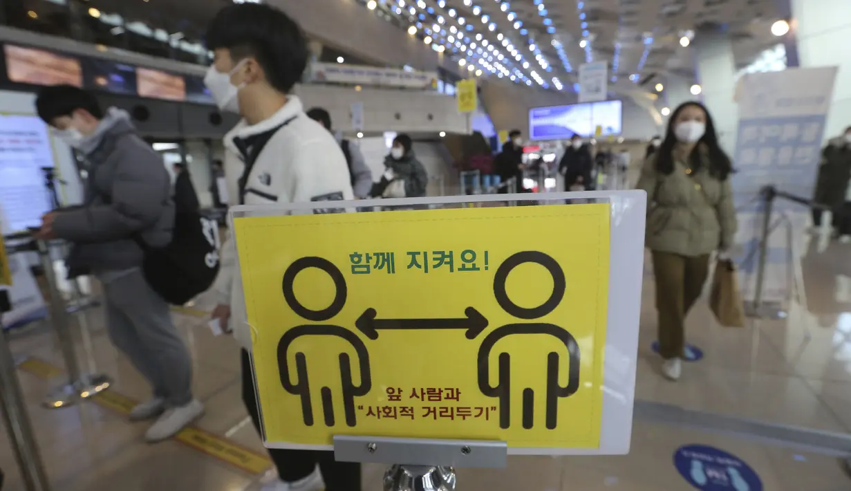 Tanda jarak sosial saat penumpang menunggu menaiki pesawat pada malam liburan Tahun Baru Imlek di terminal penerbangan domestik bandara Gimpo di Seoul, Korea Selatan, Kamis (11/2/2021). Liburan Tahun Baru Imlek tahun ini di Korea Selatan berlangsung dari Kamis hingga Minggu (AP Photo/Ahn Young-joon)