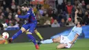 Aksi pemain Barcelona, Jose Arnaiz (kiri) melepaskan tembakan saat diadang bek Celta Vigo, Sergi Gomez pada laga Copa del Rey di Camp Nou stadium, Barcelona, (11/1/2018). Barcelona menang 5-0 atas Celta Vigo. (AFP/ Lluis Gene)