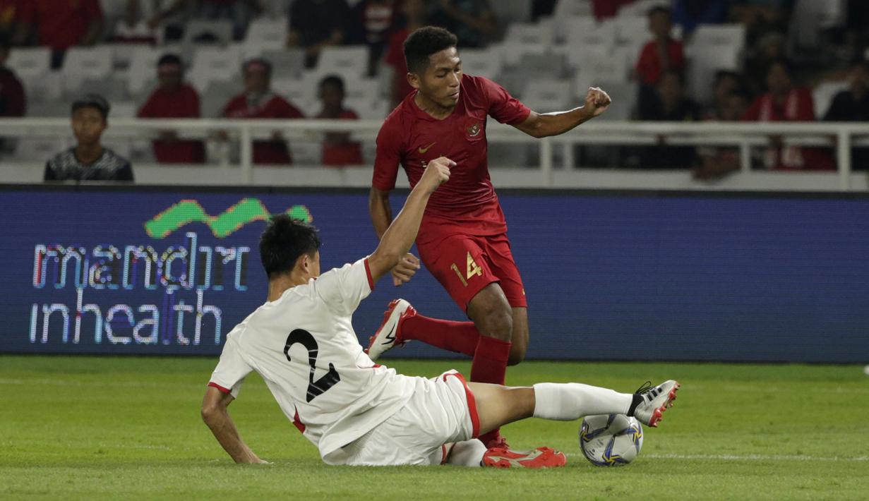 Striker Timnas Indonesia U-19, Fajar Fathur, berebut bola dengan pemain Timnas Korea Utara pada laga Kualifikasi AFC U-19 2020 di Stadion GBK, Jakarta, Minggu (10/11). Indonesia U-19 berhasil menahan imbang 1-1 DPR Korea. (Bola.com/Yoppy Renato)