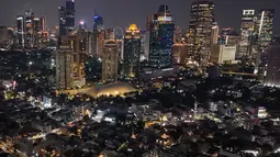 Pramono Anung menilai upaya ini sebagai langkah dalam modernisasi sistem keamanan dan pemantauan kota. Tampak foto udara memperlihatkan suasana malam gedung-gedung bertingkat di kawasan Sudirman, Jakarta, Selasa (7/4/2026). (merdeka.com/Arie Basuki)