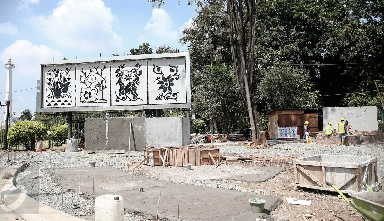 Suasana penyelesaian proyek Taman Aspirasi Monas di seberang Istana Presiden, Jakarta, Kamis (2/6).  Taman tersebut dibangun untuk memfasilitasi para pengunjuk rasa yang akan menyampaikan aspirasinya. (Liputan6.com/Faizal Fanani)