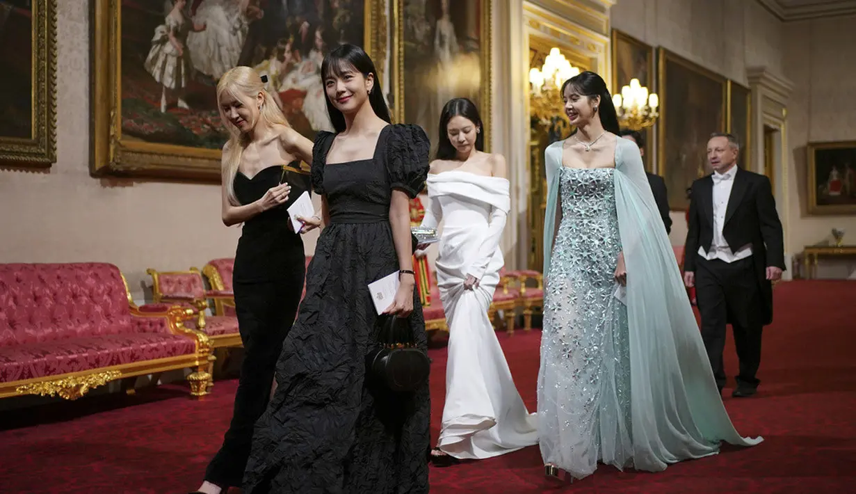 Dikutip dari townandcountrymag, Jisoo, Lisa, Jennie, dan Rosé berada di antara sekitar 170 tamu di meja tapal kuda tempat Raja dan Presiden menyampaikan pidato mereka sebelum makan. (Foto: AP/ Yui Mok/ POOL PA)