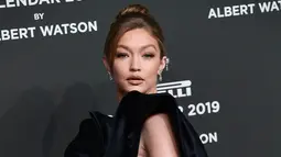 Model AS Gigi Hadid berpose menjelang peluncuran Kalender Pirelli 2019 di Pirelli HangarBicocca di Milan (5/12). Kalender Pirelli 2019 diambil oleh fotografer Skotlandia Albert Watson. (AFP Photo/Miguel Medina)