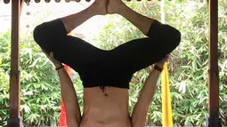 Di usianya yang berkepala empat, ia sering memamerkan memamerkan kepiawaian dan kelenturan tubuhnya yang selalu memukau kaum hawa. (Liputan6.com/IG/@anjasmara)