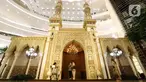 Pengunjung melihat-lihat instalasi Istana Alhambra di Mal Senayan City, Jakarta Pusat, Kamis (15/4/2022). Instalasi megah setinggi 14 meter itu merupakan perwujudan dari tema The Divine Ramadan yang dibuat untuk menyemarakkan bulan puasa. (Liputan6.com/Herman Zakharia)