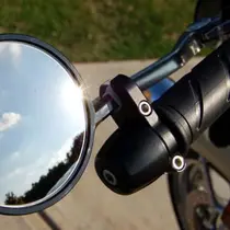 Ilustrasi kaca spion. 