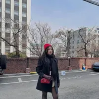 Saat berpose di depan gerai Gentle Monster, penyanyi muda ini tampil modis dengan padu padan outfit serba hitam yang diberi sentuhan merah mencolok sebagai statement look. [@tiaraandini].