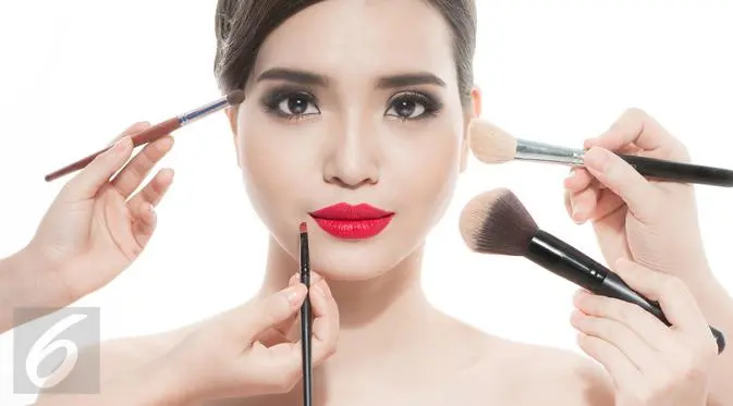 Kini Anda tak perlu lagi mengalami kesulitan saat mengaplikasikan makeup dengan mencoba beberapa trik mudah berikut. (Foto: iStockphoto)