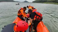 Evakuasi korban tenggelam di Sungai Desa Sampang, Sempor, Kebumen. (Foto: Liputan6.com/Humas Polres Kebumen)