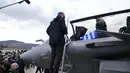 Perdana Menteri Yunani Kyriakos Mitsotakis memeriksa jet tempur Rafale, saat upacara kedatangan jet Rafale pertama dari Prancis, di Tanagra, Yunani (19/1/2022). Yunani telah memesan total 24 jet buatan Dassault dengan biaya lebih dari tiga miliar euro. (AP Photo/Thanassis Stavrakis)