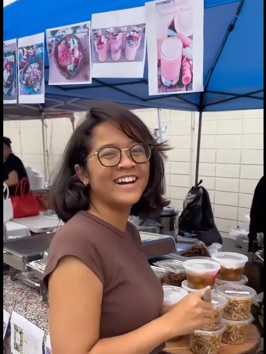 "Cinta itu dari empat apa lima tahun yang lalu, Cinta sama Nino di Indonesia udah enggak dapat uang jajan," kata Uya Kuya seperti dilansir dari YouTube Intens Investigasi.  [Instagram/astridkuya]