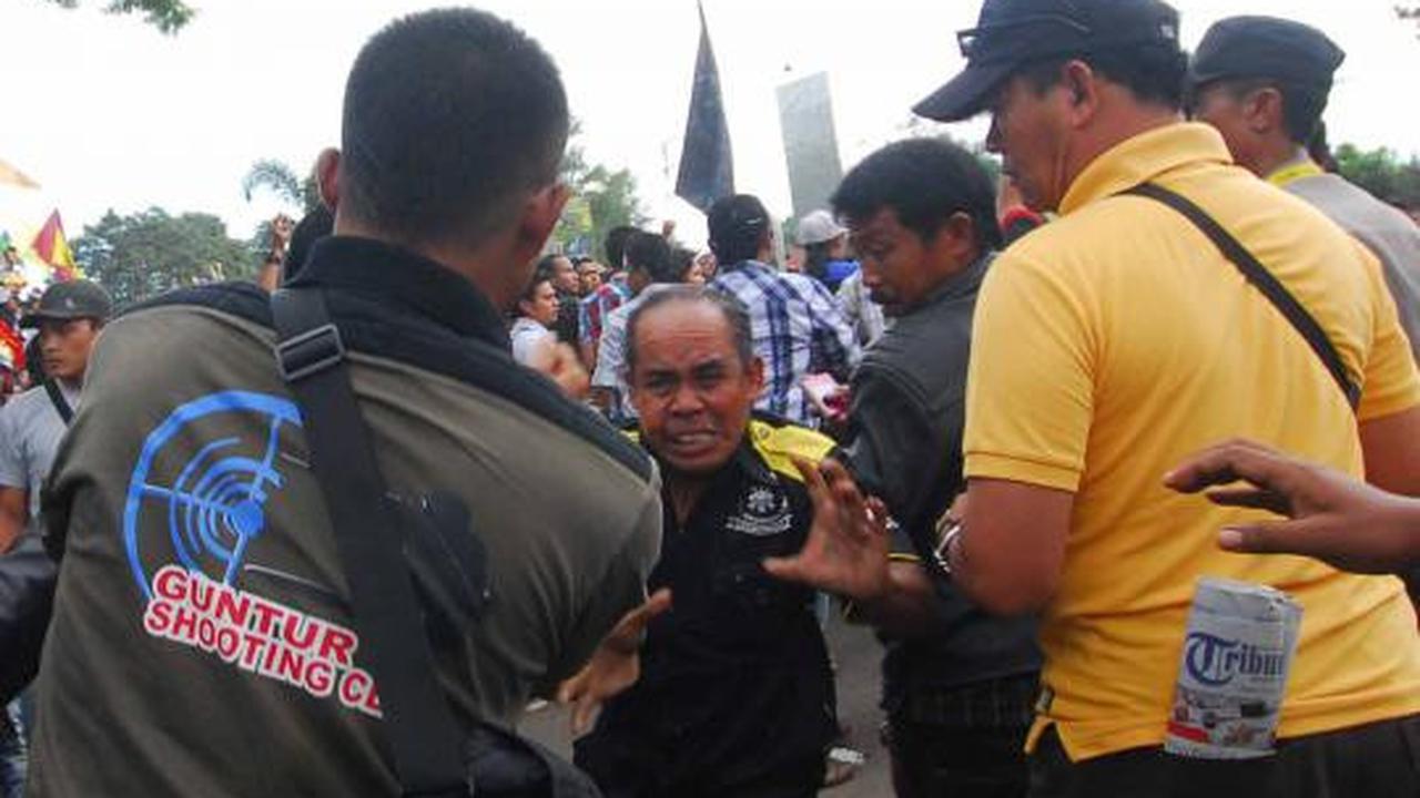 Dipasang kawat berduri, ratusan massa marah dengan polisi