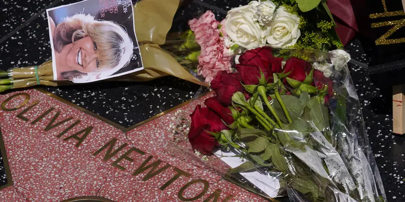 Karangan bunga untuk Olivia Newton-John di Hollywood Walk of Fame. (AP Photo/Damian Dovarganes)