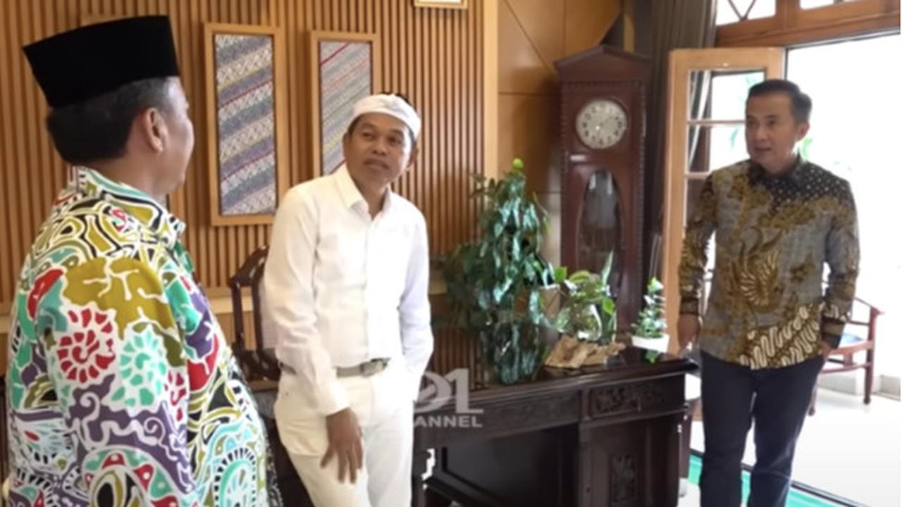 Sidak ke Ruangan Kantor, Dedi Mulyadi Lihat Meja Kotor Sekda Jabar Auto Ambil Lap Langsung Dibersihkan