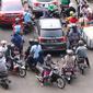 Suasana kendaraan yang terjebak kemacetan di Pasar Kebayoran Lama, Jakarta, Jumat (22/5/2020). Meski DKI Jakarta tengah memberlakukan PSBB, masih banyak masyarakt yang menyerbu Pasar Kebayoran Lama untuk berbelanja kebutuhan Lebaran. (Liputan6.con/Angga Yuniar)