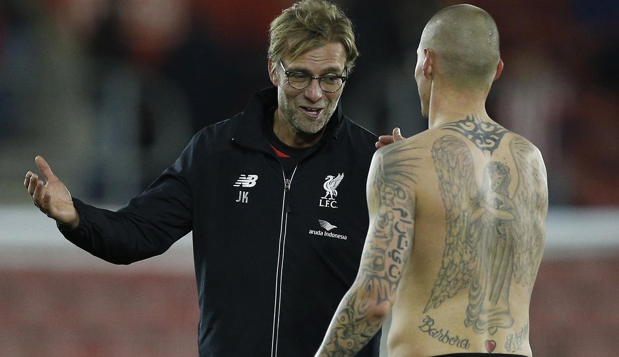 Pelatih Liverpool, Jurgen Klopp memberi salam kepada Martin Skrtel usai laga perempat final Piala Liga Inggris di Stadion St. Mary's, Southampton, Kamis (3/12/2015) dini hari WIB. (AFP Photo/Adrian Dennis)