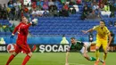 Gareth McAuley (tengah) mencetak gol kedua dan melakukan 7 kali penyelamatan saat Irlandia Utara mengalahkan Ukraina 2-0, (16/6/2016). (Reuters/Robert Pratta)