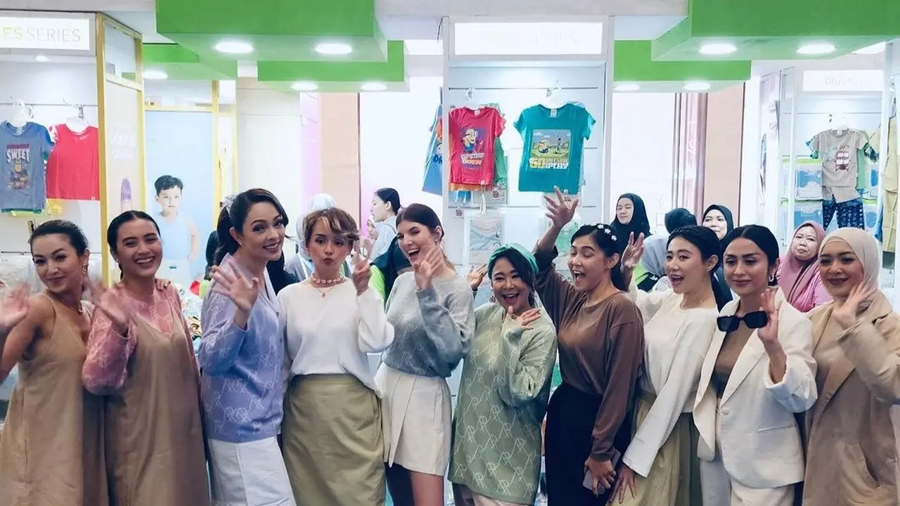 Sejumlah selebriti menjadi muse stroller fashion show di acara Perilisan Koleksi Stroller Traveling di Mall Jakarta