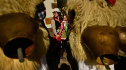 Joaldunaks atau biasa disebut Zanpantzar bersiap mengikuti karnaval di antara desa Pyrenees Ituren dan Zubieta, Spanyol (29/1). Mereka mengenakan kostum yang digantungi lonceng dari kuningan. (AP Photo / Alvaro Barrientos)