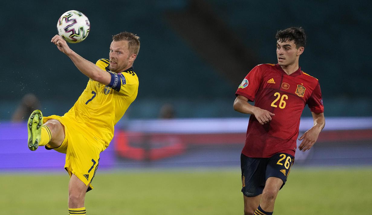 Pedri. Ia menjadi pemain termuda Timnas Spanyol yang tampil di Euro maupun Piala Dunia. Ia berusia 18 tahun dan 201 hari saat menghadapi Swedia, 15 Juni 2021. Rekor lama dibuat Cesc Fabregas dengan 19 tahun dan 41 hari saat jumpa Ukraina pada Piala Dunia 2006. (Foto: AP/Pool/Thanassis Stavrakis)