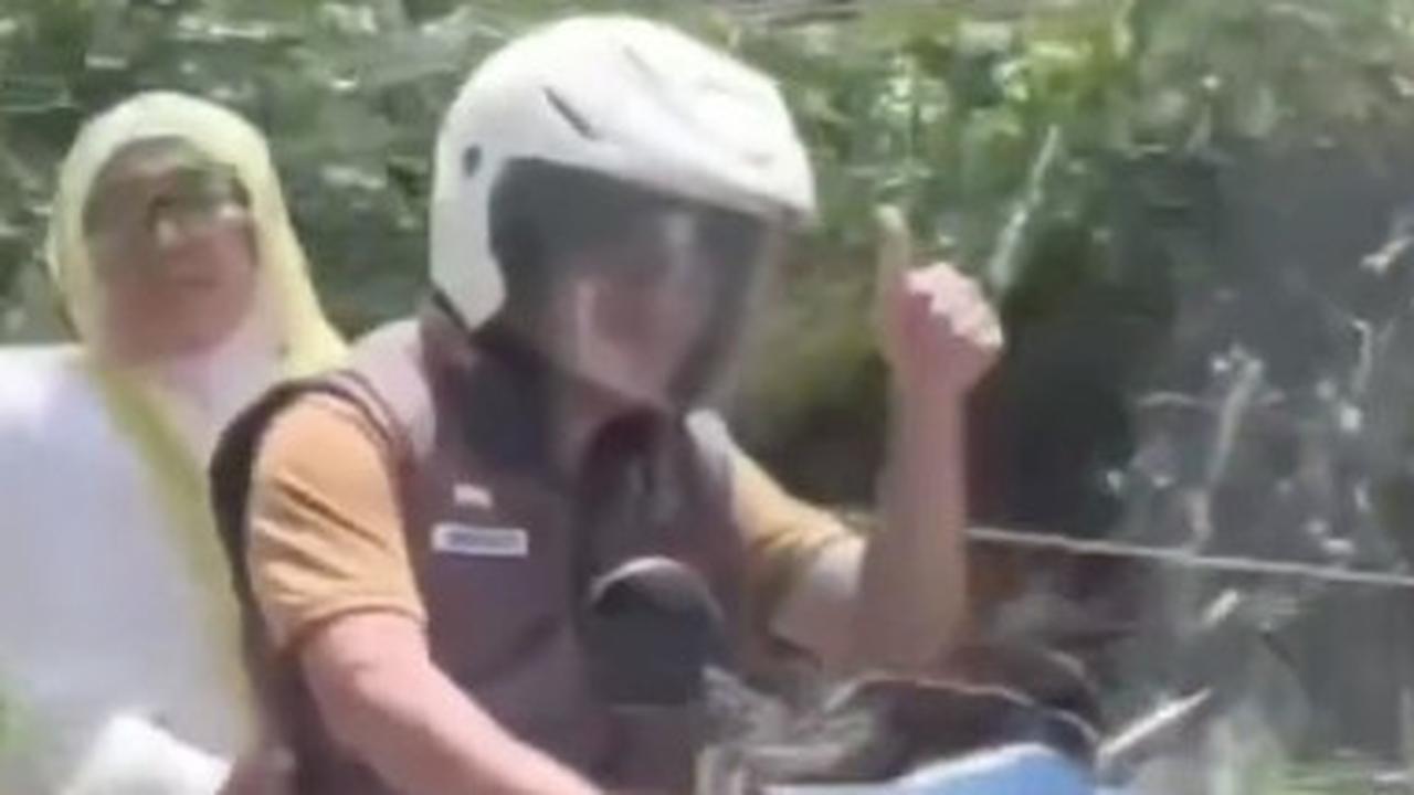 Anggota DPRD Ini Tempuh Perjalanan Jauh Naik Motor Sambil Bonceng Sang Ibu demi Saksikan Pelantikannya