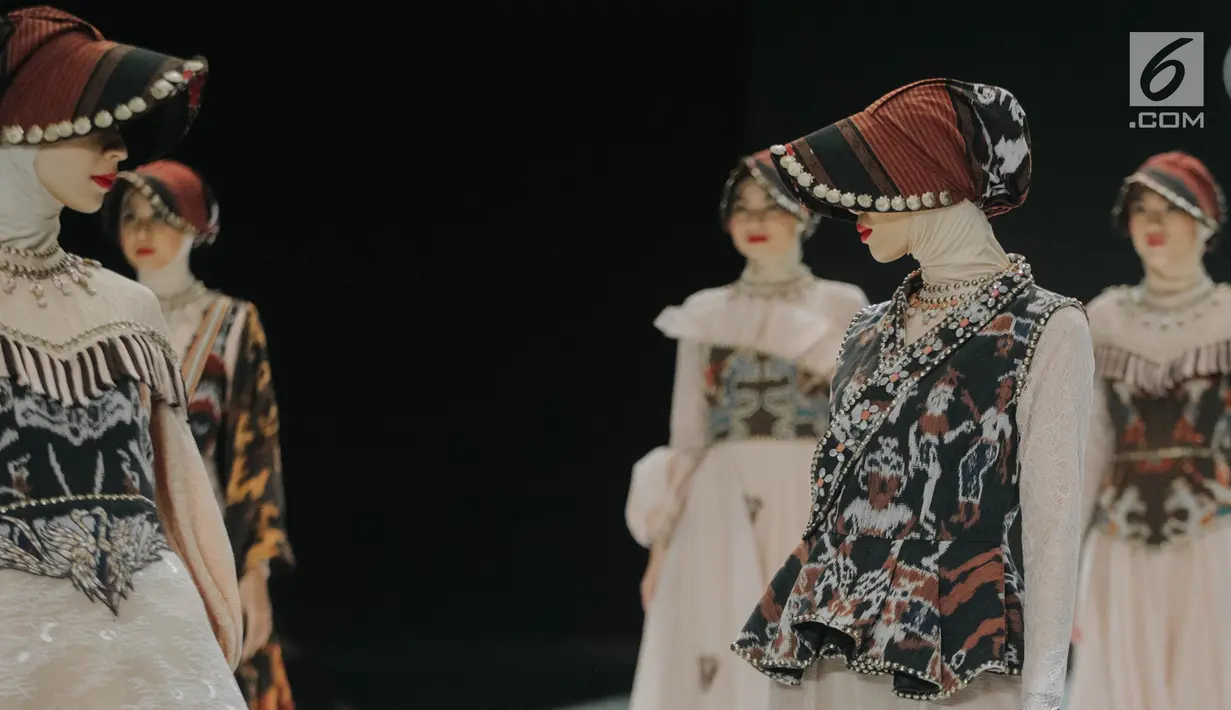 Model mengenakan busana rancangan Gita Orlin pada ajang Indonesia Fashion Week (IFW) 2019 di Jakarta Convention Center, Kamis (28/3). Desian Gita Orlin kali ini terinspirasi dari kecantikan “Tenun Sumba” yang bertajuk “Wairinding". (Liputan6.com/Faizal Fanani)