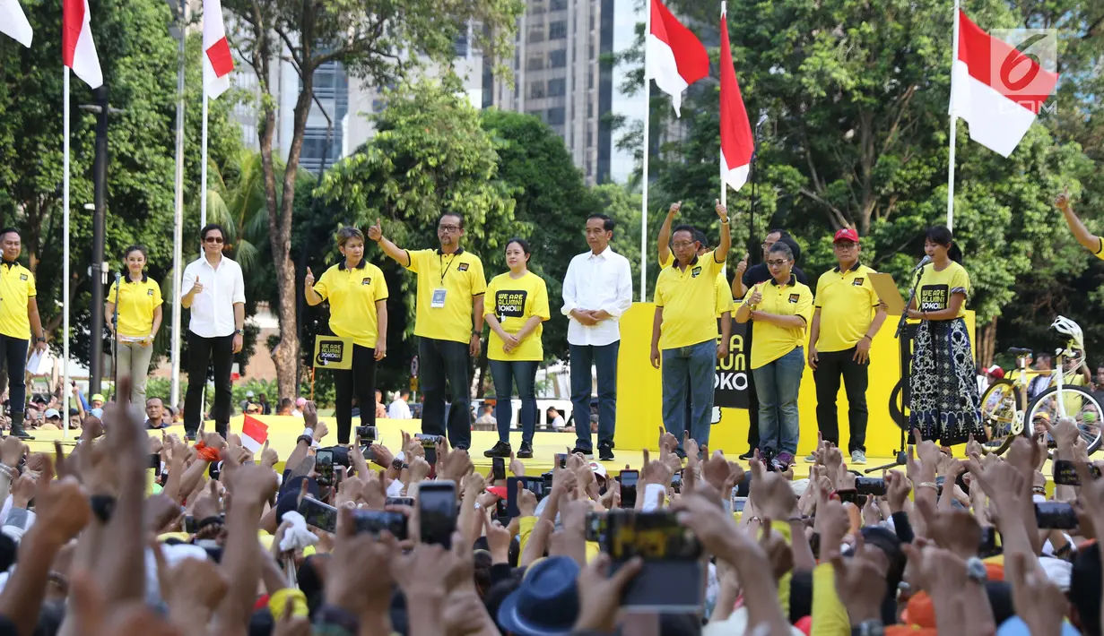 Capres nomor urut 01, Joko Widodo (tengah) menyapa pendukungnya saat menghadiri Deklarasi Alumni UI untuk Jokowi-Amin di Plaza Tenggara GBK Jakarta, Sabtu (12/1). Deklarasi dihadiri perwakilan berbagai kampus. (Liputan6.com/Helmi Fithriansyah)