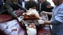 Korban luka akibat serangan bom bunuh diri dievakuasi tim medis di Kabul, Afghanistan (28/12). Tempat ledakan bom merupakan daerah dengan populasi Muslim Syiah yang besar di sebelah barat ibu kota. (AP Photo / Rahmat Gul)