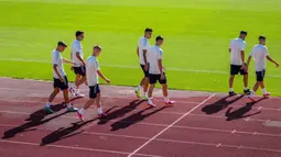 Para pemain Spanyol tiba untuk sesi latihan tim di Las Rozas, Madrid, Spanyol, Senin (5/7/2021). Spanyol akan bermain melawan Italia pada pertandiangan semifinal Euro 2020. (AP Photo/Manu Fernandez)