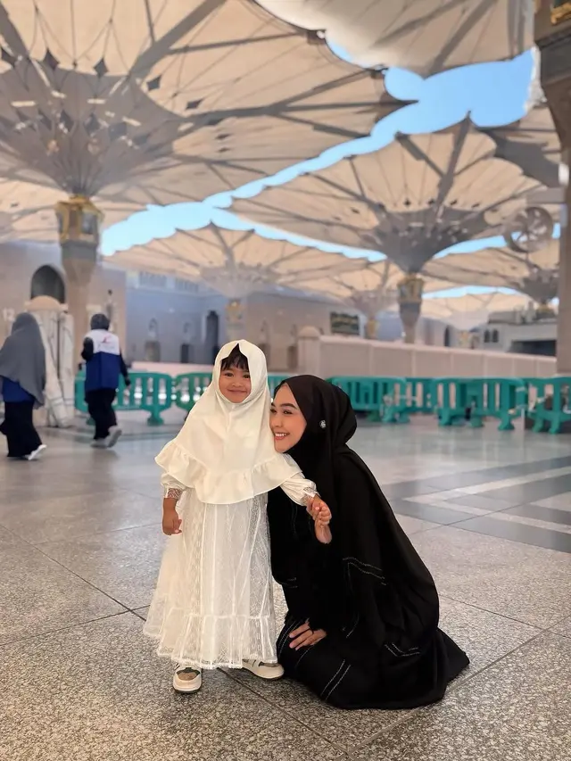 Potret Ria Ricis dan Moana saat di Masjid Nabawi (credit: instagram/riaricis1795)