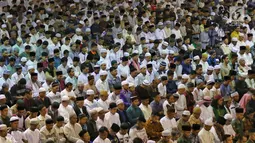 Umat muslim melaksanakan salat Idul Fitri di Masjid Istiqlal, Jakarta, Rabu (5/6/2019). Salat Idul Fitri di Masjid Istiqlal diikuti oleh ribuan umat muslim. (Liputan6.com/JohanTallo)