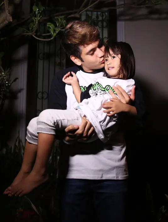 Gino yang tampak hangat ketika menyambut kedatangan fansnya. Terlihat senyuman sumringah dan suara tawa saat mereka berbincang. Gino yang memakai kaos bertuliskan Gino Lovers juga tampak menggendong anak kecil tersebut. (Bambang E. Ros/Bintang.com)