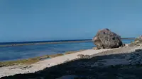 Wisata Batu Buaya terletak di Pulau Ndao, Kabupaten Rote Ndao, NTT. Pulau Ndao sendiri merupakan salah satu pulau yang masuk dalam wilayah pemerintahan kabupaten Rote Ndao. Untuk ke sana, para pencinta traveling tidak perlu ragu. Dari kota Ba'a, ibukota k