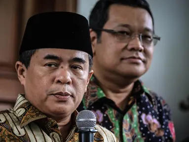 Ketua DPR RI Ade Komarudin memberikan keterangan usai pertemuan tertutup dengan Ketua Umum PDIP Megawati di Kediamannya Jalan Teuku Umar, Jakarta, Jumat (26/11). (Liputan6.com/Faizal Fanani)