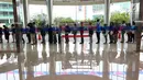 Ratusan calon pembeli rela antre di depan Emporium Pluit Mall, Jakarta. Minggu (21/1). Mereka antre sejak mal belum dibuka untuk mendapatkan penawaran produk Xiaomi. (Liputan6.com/Fery Pradolo)