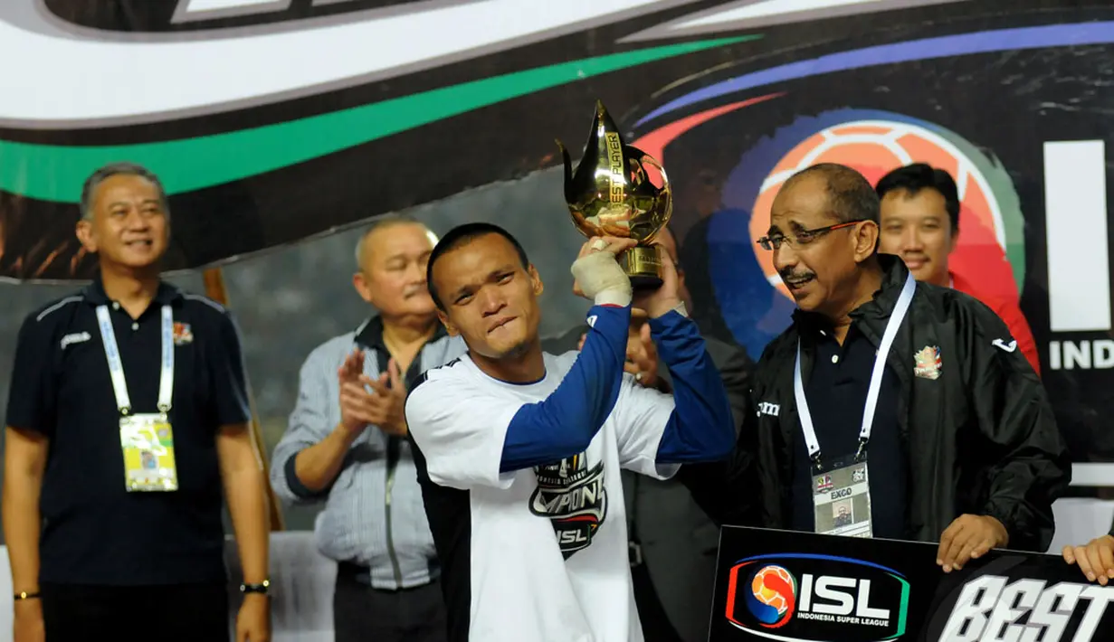Ferdinand Sinaga menerima trofi sebagai pemain terbaik Indonesia Super League 2014 di Stadion Gelora Sriwijaya, Palembang, (7/11/2014). (Liputan6.com/Helmi Fithriansyah)