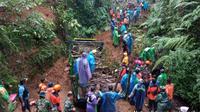 Tim reaksi cepat BPBD dan Dinas Pekerjaan Umum Banyuwangi, bersama TNI, Polri terus berupaya membersihkan longsoran tebing di jalur erek- erek Gunung Ijen (Istimewa)