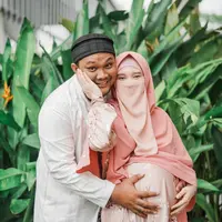 Rumah tangga Virgoun dan Inara Rusli berada diujung tanduk. Virgoun telah resmi melayangkan gugatan cerai ke Inara di Pengadilan Agama Jakarta Barat, Kamis (4/5). Sebelum ditalak cerai, Inara sempat ingin mempertahankan rumah tangganya. [Instagram/mommy_starla]