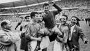 Just Fontaine. Eks striker Timnas Prancis yang kini berusia 89 tahun ini menjadi top skor Piala Dunia sepanjang sejarah dengan jumlah gol terbanyak. Saat menjadi top skor pada Piala Dunia 1958 di Swedia, pemain yang pensiun pada Juli 1960 ini berhasil mencetak 13 gol dari 6 laga dan membawa Prancis finis di posisi ketiga. Ketajamannya dibuktikan dengan 4 gol yang dijaringkannya ke gawang Jerman Barat dalam kemenangan 6-3 di laga perebutan gempat ketiga, sementara di laga pembuka fase grup ia menyumbang 3 gol saat menang 7-3 atas Paraguay. (AFP/Staff)