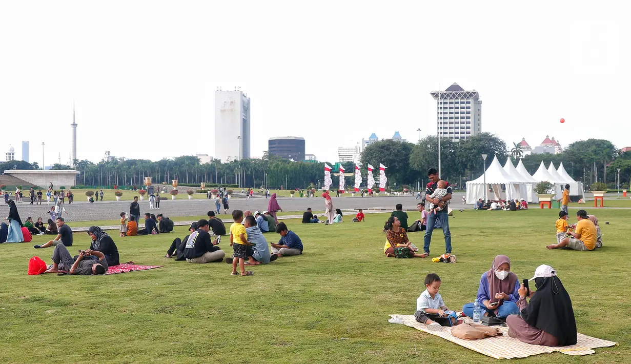Libur Idul Adha dimanfaatkan warga berlibur bersama keluarga di kawasan Monas karena menjadi alternatif tempat wisata murah. (Liputan6.com/Angga Yuniar)